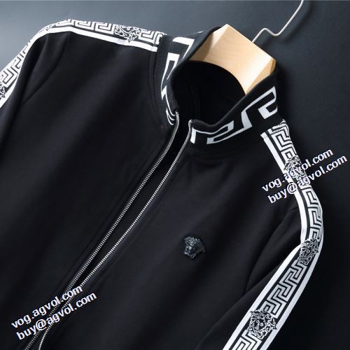 2021秋冬 ヴェルサーチブランドスーパーコピー セットアップ上下 ヴェルサーチVERSACE シックスタイルに活躍 プリント柄 ハリのある