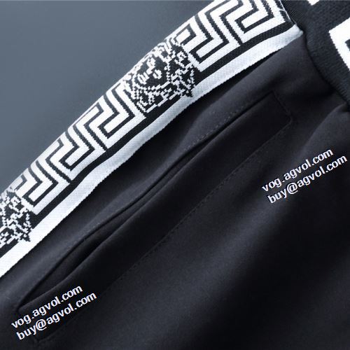 2021秋冬 ヴェルサーチブランドスーパーコピー セットアップ上下 ヴェルサーチVERSACE シックスタイルに活躍 プリント柄 ハリのある