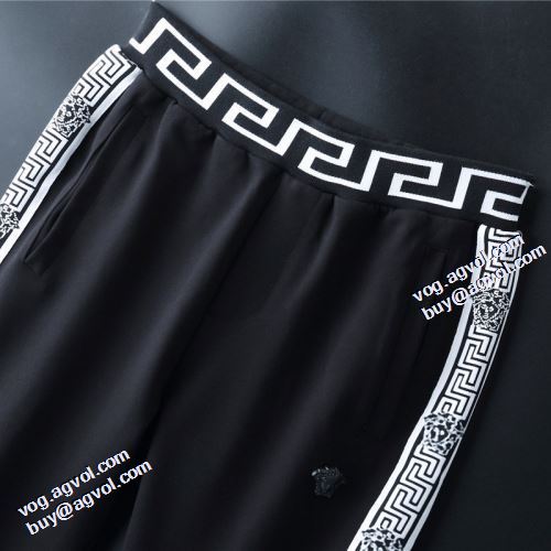2021秋冬 ヴェルサーチブランドスーパーコピー セットアップ上下 ヴェルサーチVERSACE シックスタイルに活躍 プリント柄 ハリのある