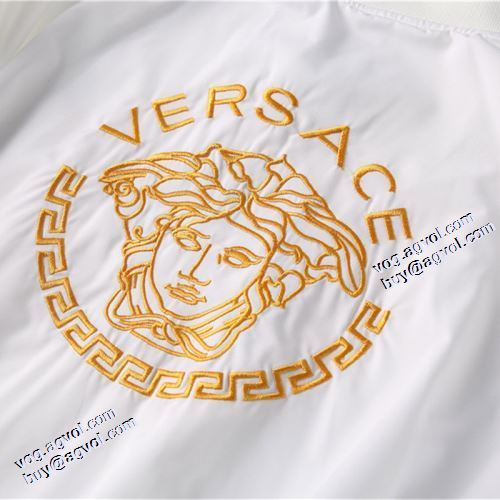 ヴェルサーチブランドコピー 2021秋冬 ジャケット 3色可選 芸能人に愛用者続出 ヴェルサーチVERSACE 春先まで使える 楽に着用出来る