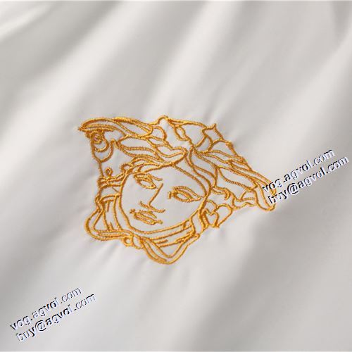 日本未入荷モデル 2021秋冬 ヴェルサーチVERSACE ジャケット しっかり暖かな感じ 3色可選 中わたジャケット ヴェルサーチコピー ブランド