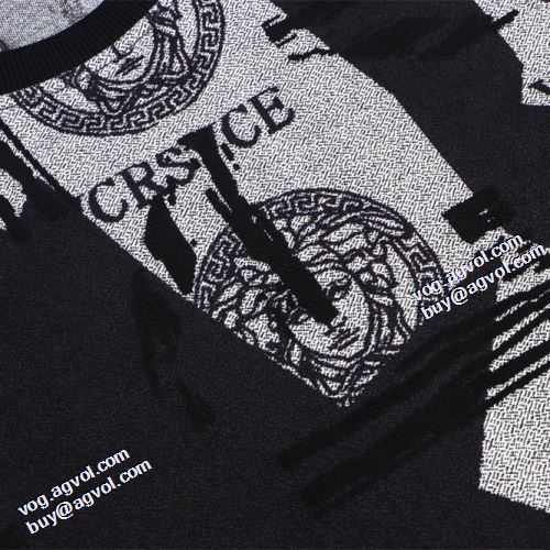 ヴェルサーチ偽物ブランド 2021秋冬 コーデ 知的なムードを演出 ヴェルサーチVERSACE プルオーバーパーカー プリント柄 適度な厚み