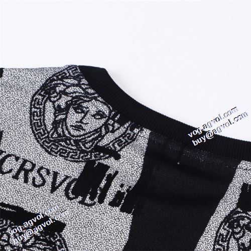 ヴェルサーチ偽物ブランド 2021秋冬 コーデ 知的なムードを演出 ヴェルサーチVERSACE プルオーバーパーカー プリント柄 適度な厚み
