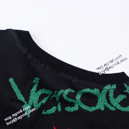 2021秋冬 ヴェルサーチVERSACE プルオーバーパーカー 活用できるアイテム ヴェルサーチスーパーコピー ハリのある しっかり暖かな感じ