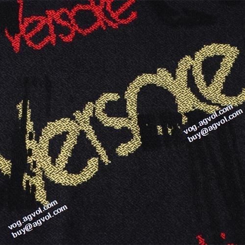 2021秋冬 ヴェルサーチVERSACE プルオーバーパーカー 活用できるアイテム ヴェルサーチスーパーコピー ハリのある しっかり暖かな感じ