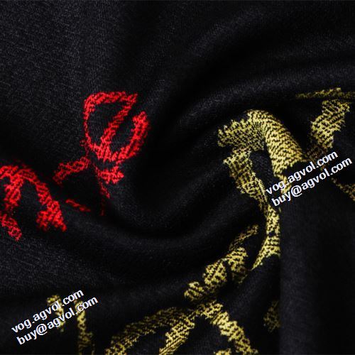 2021秋冬 ヴェルサーチVERSACE プルオーバーパーカー 活用できるアイテム ヴェルサーチスーパーコピー ハリのある しっかり暖かな感じ