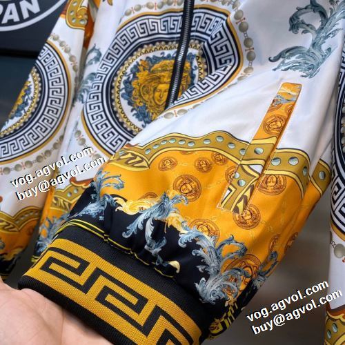 2021秋冬 ヴェルサーチVERSACE 適度な厚み 高級感漂わせる ヴェルサーチコピー サイズ豊富 ジャケット ブルゾン 大花プリント