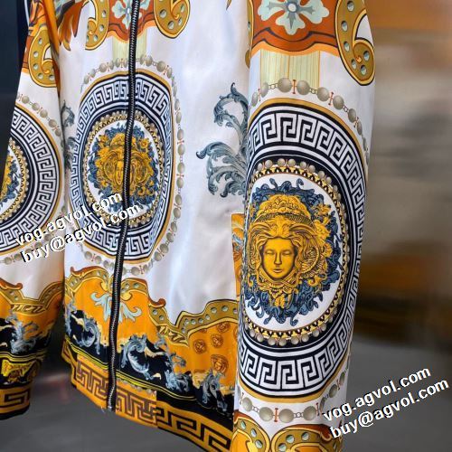 2021秋冬 ヴェルサーチVERSACE 適度な厚み 高級感漂わせる ヴェルサーチコピー サイズ豊富 ジャケット ブルゾン 大花プリント