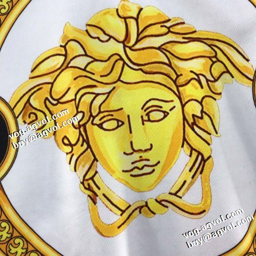 2021秋冬 ヴェルサーチVERSACE ヴェルサーチコピー 数に限りがある 迷彩総柄 秋着用 プルオーバーパーカー 存在感のある
