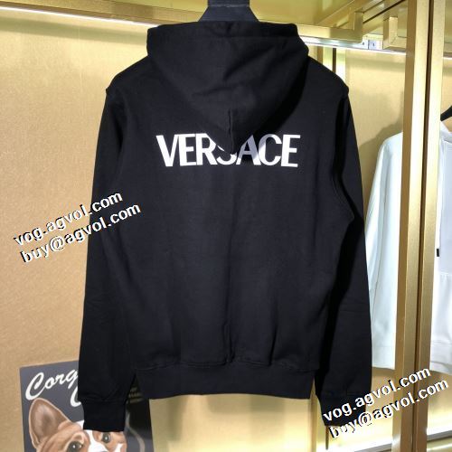 2021秋冬 ヴェルサーチVERSACE パーカー 極上の着心地 ヴェルサーチコピーブランド プリントパーカ 秋着用
