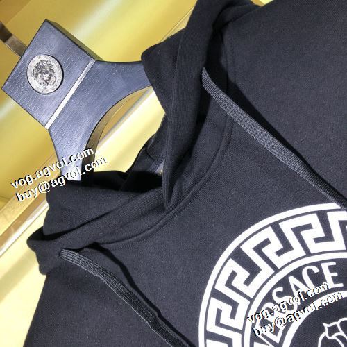 2021秋冬 ヴェルサーチVERSACE パーカー 極上の着心地 ヴェルサーチコピーブランド プリントパーカ 秋着用