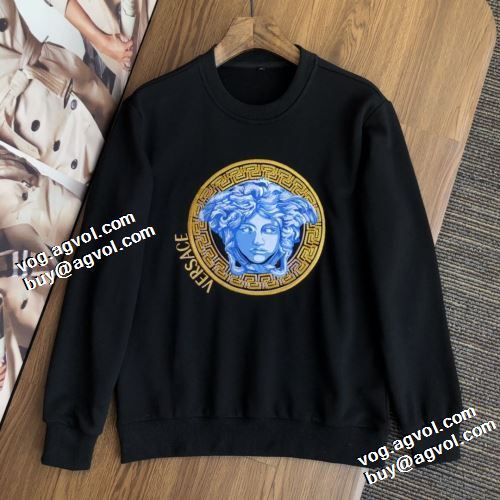 3色可選 2022早春 ヴェルサーチVERSACE プルオーバーパーカー 上品な輝きを放つ形 ヴェルサーチコピーブランド プリントパーカ 秋着用 防寒