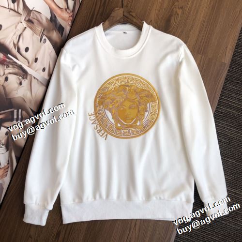 3色可選 2022早春 ヴェルサーチVERSACE プルオーバーパーカー 上品な輝きを放つ形 ヴェルサーチコピーブランド プリントパーカ 秋着用 防寒