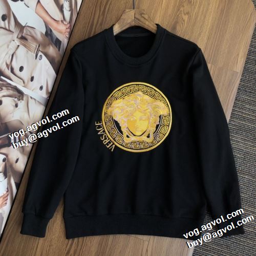 3色可選 2022早春 ヴェルサーチVERSACE プルオーバーパーカー 上品な輝きを放つ形 ヴェルサーチコピーブランド プリントパーカ 秋着用 防寒