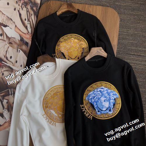 3色可選 2022早春 ヴェルサーチVERSACE プルオーバーパーカー 上品な輝きを放つ形 ヴェルサーチコピーブランド プリントパーカ 秋着用 防寒