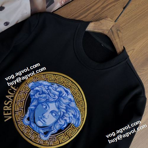 3色可選 2022早春 ヴェルサーチVERSACE プルオーバーパーカー 上品な輝きを放つ形 ヴェルサーチコピーブランド プリントパーカ 秋着用 防寒