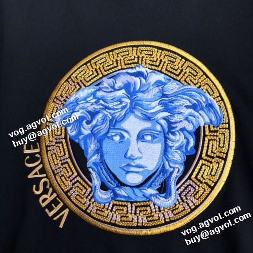3色可選 2022早春 ヴェルサーチVERSACE プルオーバーパーカー 上品な輝きを放つ形 ヴェルサーチコピーブランド プリントパーカ 秋着用 防寒