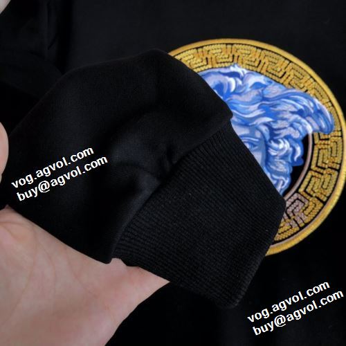 3色可選 2022早春 ヴェルサーチVERSACE プルオーバーパーカー 上品な輝きを放つ形 ヴェルサーチコピーブランド プリントパーカ 秋着用 防寒