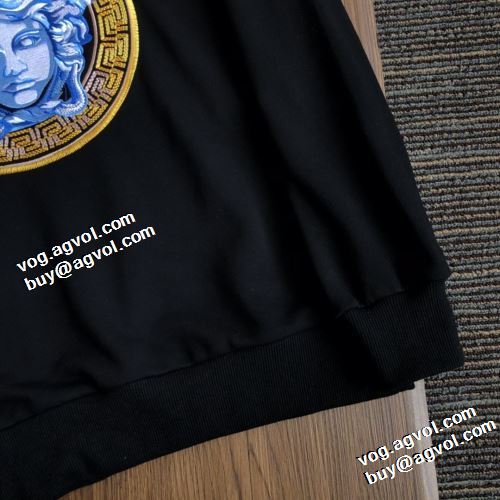 3色可選 2022早春 ヴェルサーチVERSACE プルオーバーパーカー 上品な輝きを放つ形 ヴェルサーチコピーブランド プリントパーカ 秋着用 防寒