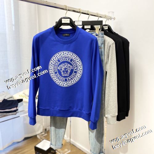 2022早春 3色可選 耐久性のある ヴェルサーチVERSACE 程よい厚み プルオーバーパーカー オリジナルプリント 程よい厚み ヴェルサーチ偽物ブランド