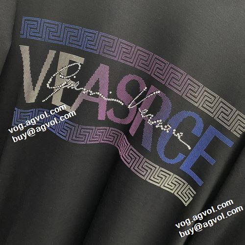 2022早春 ヴェルサーチVERSACE 3色可選 選べる極上 ヴェルサーチスーパーコピー おしゃれさ抜群パーカ オシャレロゴパーカー ヴェルサーチコピー