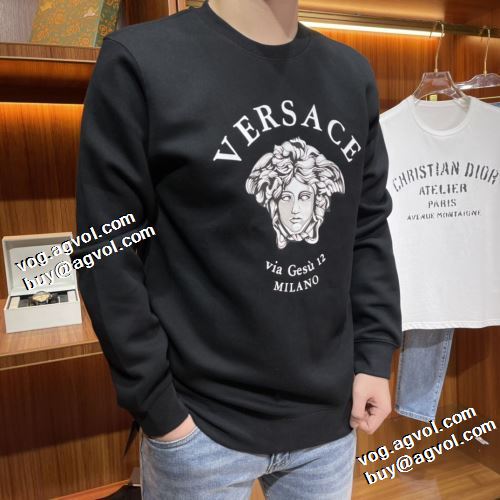 ジップパーカー 極上の着心地 2022早春 ヴェルサーチVERSACE プルオーバーパーカー 2色可選 秋の定番 ロゴパーカー ヴェルサーチブランド コピー