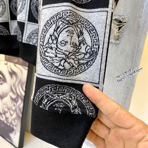 秋の定番 耐久性のある おしゃれさ抜群パーカ ヴェルサーチコピー ブランド 2022新作 VERSACE プルオーバーパーカー オリジナルプリント