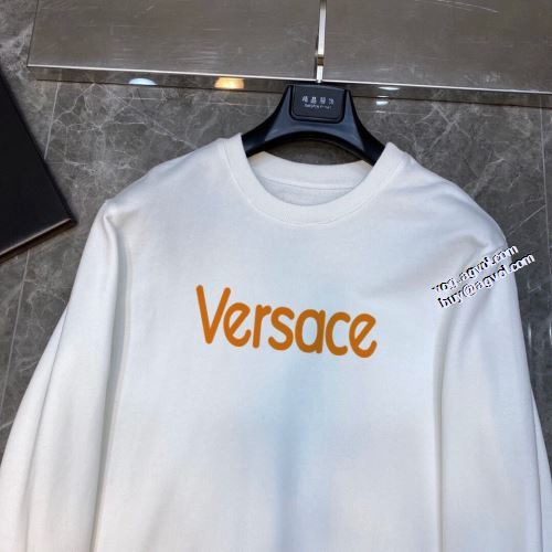 2022新作 VERSACE プルオーバーパーカー 2色可選 お洒落に魅せる ロゴパーカー 程よい厚み 存在感のある ヴェルサーチブランド 偽物 通販