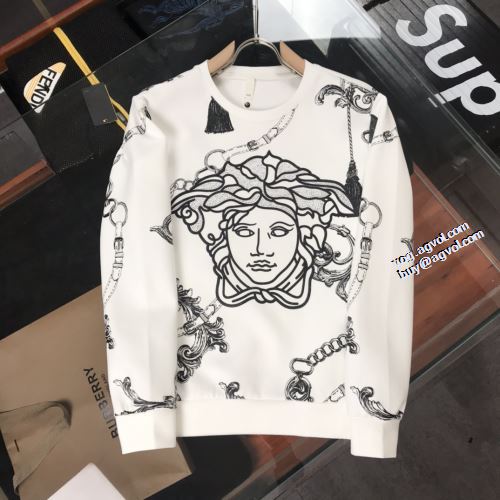オリジナルプリント 程よい厚み ヴェルサーチブランド コピー 防寒 数に限りがある 2022新作 VERSACE プルオーバーパーカー 2色可選