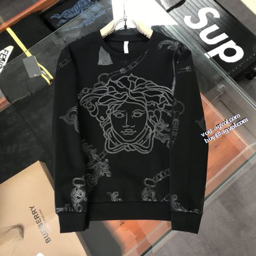 オリジナルプリント 程よい厚み ヴェルサーチブランド コピー 防寒 数に限りがある 2022新作 VERSACE プルオーバーパーカー 2色可選