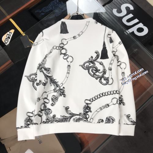 オリジナルプリント 程よい厚み ヴェルサーチブランド コピー 防寒 数に限りがある 2022新作 VERSACE プルオーバーパーカー 2色可選