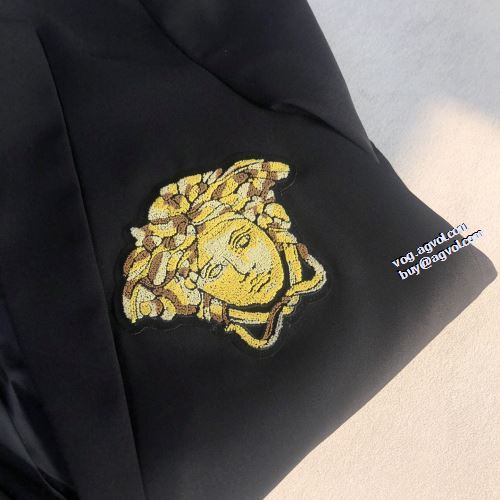 2色可選 落ち着いた感覚 スナップ止め仕様 2022新作 VERSACE スーツ レジャー コート ヴェルサーチスーパーコピー 高級感漂わせる