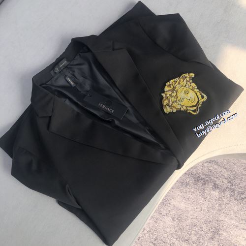 2色可選 落ち着いた感覚 スナップ止め仕様 2022新作 VERSACE スーツ レジャー コート ヴェルサーチスーパーコピー 高級感漂わせる