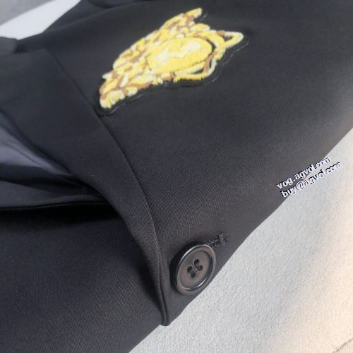 2色可選 落ち着いた感覚 スナップ止め仕様 2022新作 VERSACE スーツ レジャー コート ヴェルサーチスーパーコピー 高級感漂わせる