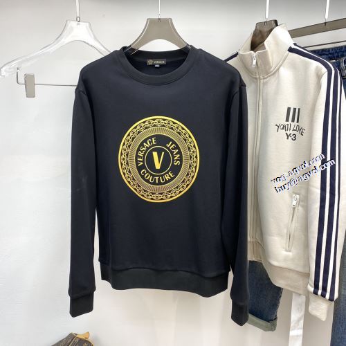 個性的なデザ ヴェルサーチブランド コピー 2022新作 2色可選 プリントパーカ VERSACE プルオーバーパーカー 程よい厚み スタイリッシュ