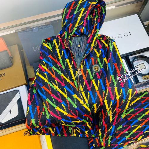 人気商品登場 大花プリント 楽に着用出来る 2022新作 VERSACE ブルゾン コート ゆったりとしたサイズ感 ヴェルサーチスーパーコピー