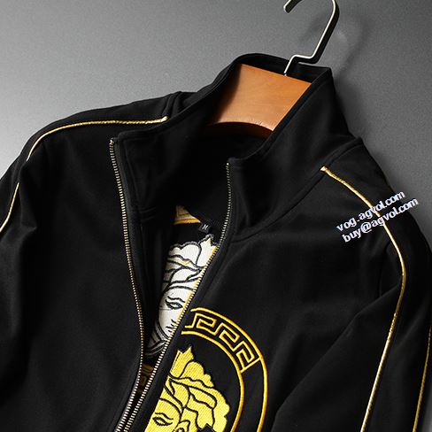 オリジナル ヴェルサーチコピー ブランド ゆったりとしたサイズ感 楽に着用出来る 2022新作 VERSACE セットアップ上下 プリント柄