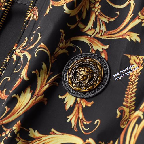 2022新作 VERSACE ブルゾン コート 大花プリント ヴェルサーチスーパーコピー 激安 人目を惹くデザイン 防寒機能ある 大好評