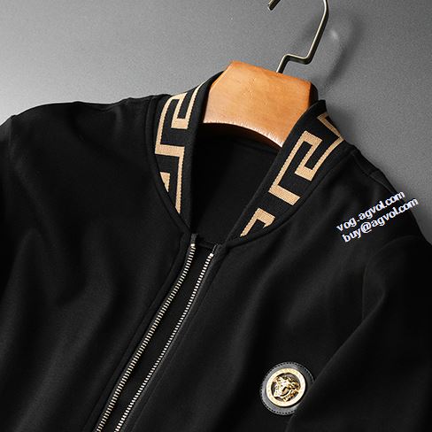 2色可選 個性的 2022新作 VERSACE セットアップ上下 アウトドア系 程よい厚み 軽量ジャケット ヴェルサーチスーパーコピー
