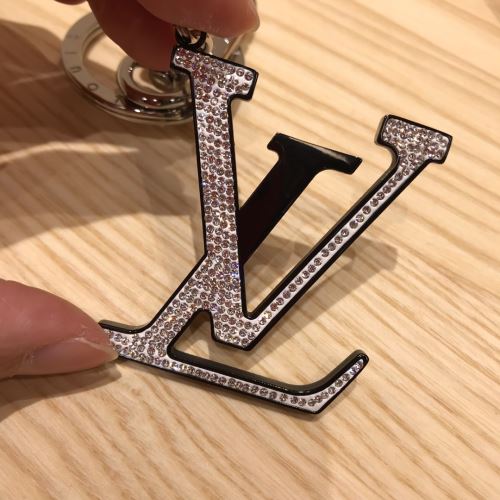 豪華 ダイヤ級の輝き ダイヤ級の輝き ルイ ヴィトンブランドコピー 2022新作 ルイ ヴィトン LOUIS VUITTON キーホルダー イニシャル