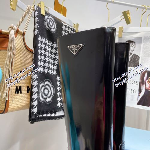 プラダ PRADA プラダ偽物ブランド 2021秋冬 編上げ靴タイプ 大人の雰囲気抜群 ロングブーツ 脚長美脚効果がある