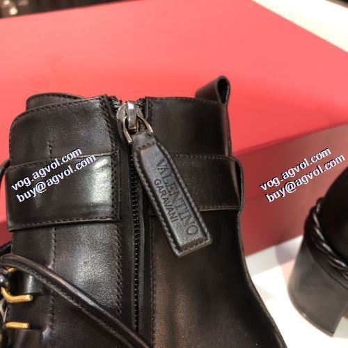レザーシューズ靴 2021秋冬 定番のアイテム ヴァレンティノ VALENTINO ヴァレンティノブランドコピー 高級感ある クロスベルト ビット付き