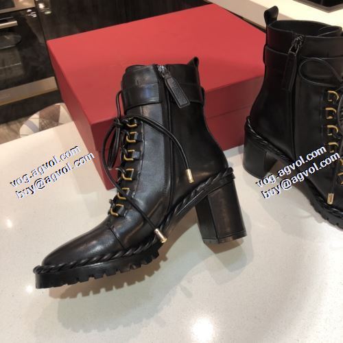 レザーシューズ靴 2021秋冬 定番のアイテム ヴァレンティノ VALENTINO ヴァレンティノブランドコピー 高級感ある クロスベルト ビット付き