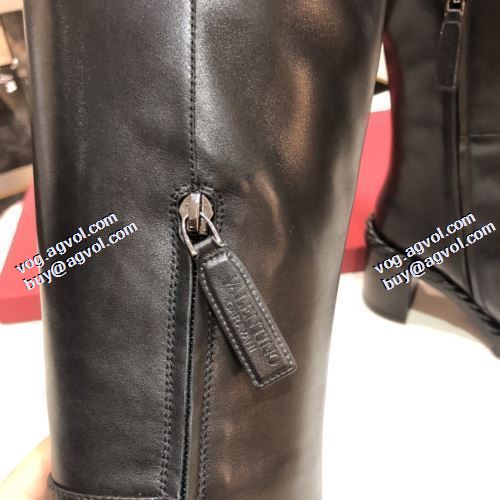 ヴァレンティノブランド コピー 2021秋冬 人気商品登場 ヴァレンティノ VALENTINO 編上げ靴タイプ 極上シューズ ロングブーツ 脚長美脚効果がある