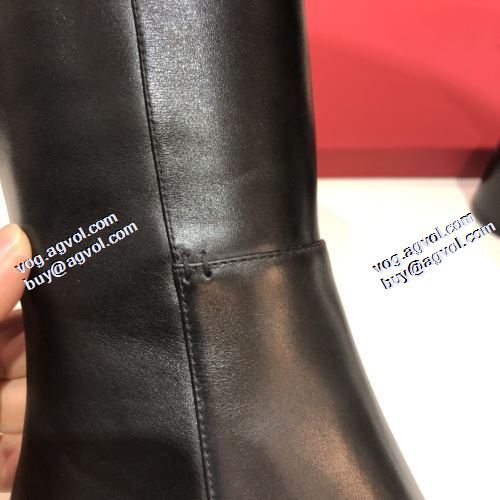 ヴァレンティノブランド コピー 2021秋冬 人気商品登場 ヴァレンティノ VALENTINO 編上げ靴タイプ 極上シューズ ロングブーツ 脚長美脚効果がある
