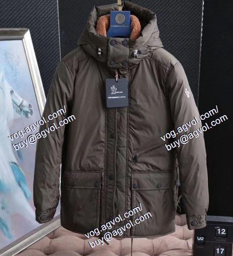 大人にも取り入れやすいコーデ MONCLER モンクレールスーパーコピー 軽くて着心地も抜群 ダウンジャケット メンズ 2色可選 2020秋冬流行色紹介