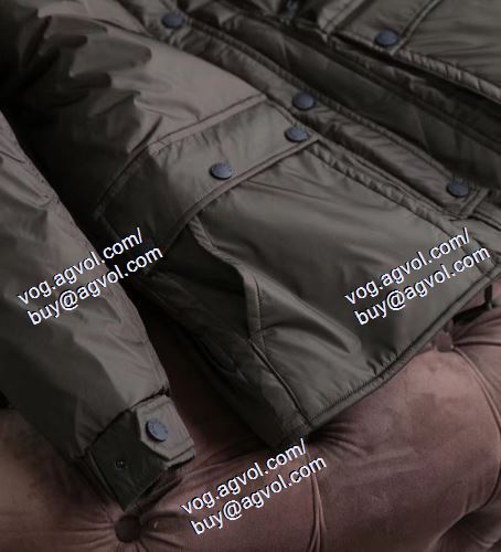 大人にも取り入れやすいコーデ MONCLER モンクレールスーパーコピー 軽くて着心地も抜群 ダウンジャケット メンズ 2色可選 2020秋冬流行色紹介