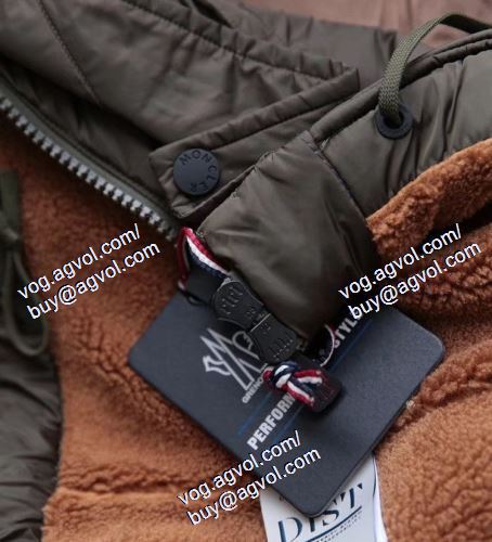 大人にも取り入れやすいコーデ MONCLER モンクレールスーパーコピー 軽くて着心地も抜群 ダウンジャケット メンズ 2色可選 2020秋冬流行色紹介