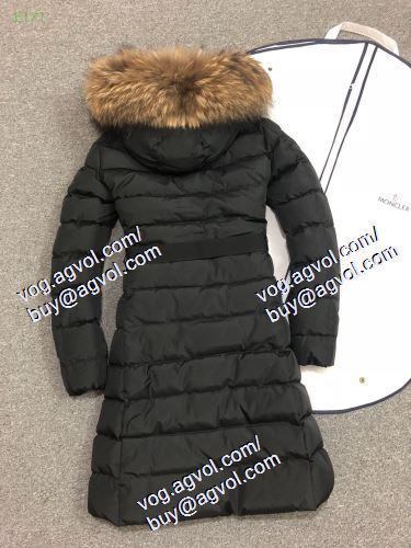 2020秋冬に復活を遂げた大注目の新作 MONCLER 大人かわいい秋冬コーデを楽しみ ダウンジャケット モンクレールスーパーコピー