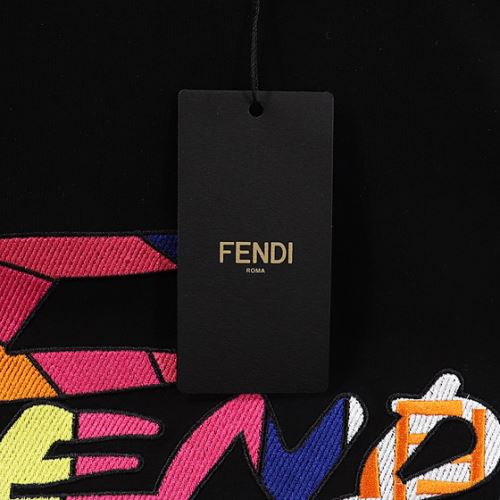 2022新作 2色可選 フェンディブランド コピー 半袖Tシャツ 個性的なデザ スタイリッシュな印象 頑丈な素材 ラックスした雰囲気